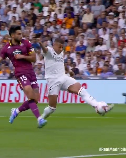 La première occasion de Kylian Mbappé 🇫🇷 au Santiago Bernabeu. 🤍