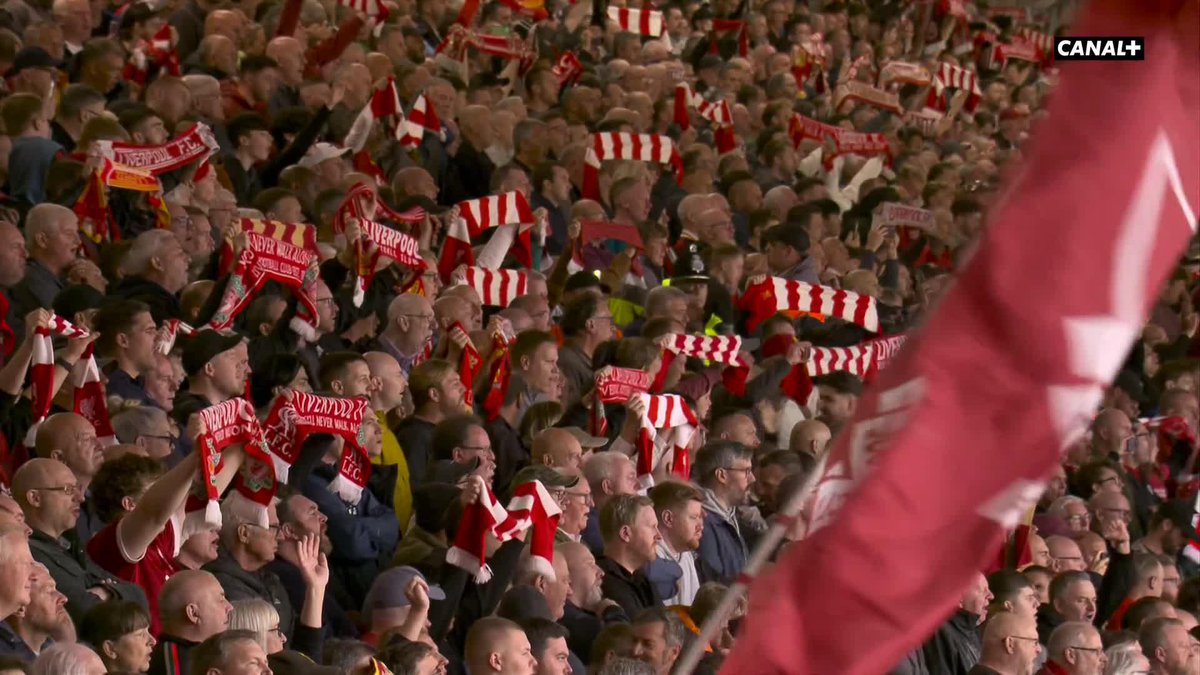 "You'll never walk alone" résonne pour la première fois de la saison à Anfield 🤩 #LIVBRE | #PremierLeague