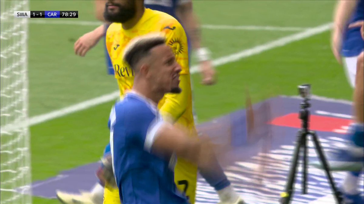 "This rivalry is too big. This rivalry means too much to just give up and walk away!" 🔊 Callum Robinson levels the south Wales derby! 😮
