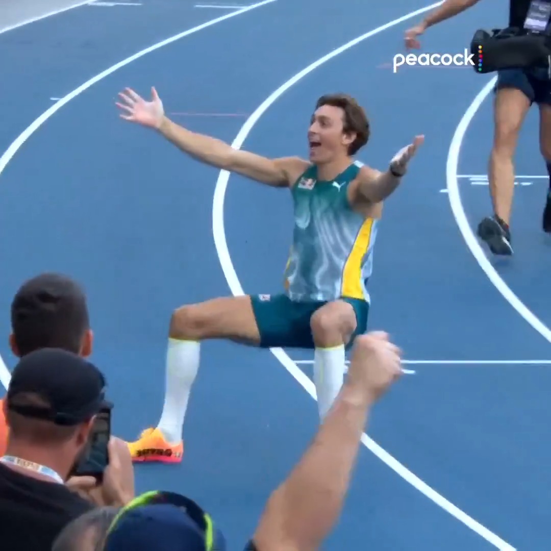 MONDO DUPLANTIS BREAKS HIS OWN WORLD RECORD... AGAIN! 🫨 He LITERALLY soars to new heights, clearing 6.26m for the victory at #SilesiaDL.
