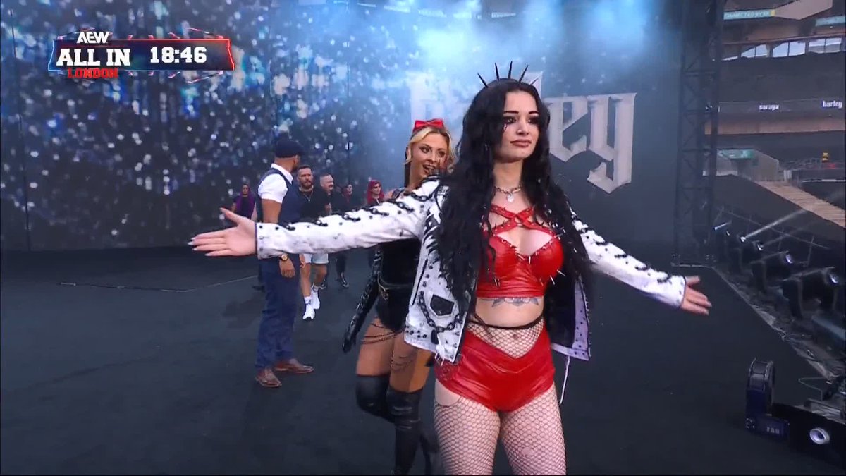 Saraya wants her Wembley moment as she makes her way to the ring flanked by the entire Knight Family! Watch #AEWAllInLondon ZERO HOUR right now! 🔗 SARAYA