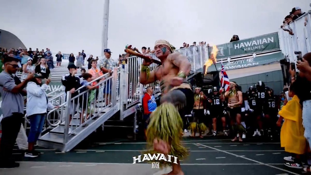 Only in Hawai‘i. #BRADDAHHOOD x #GoBows