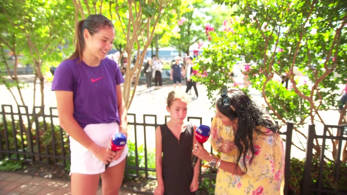 Emma Raducanu met with a young fan after hearing her interview in the stands whilst training for the US Open 😃🎾