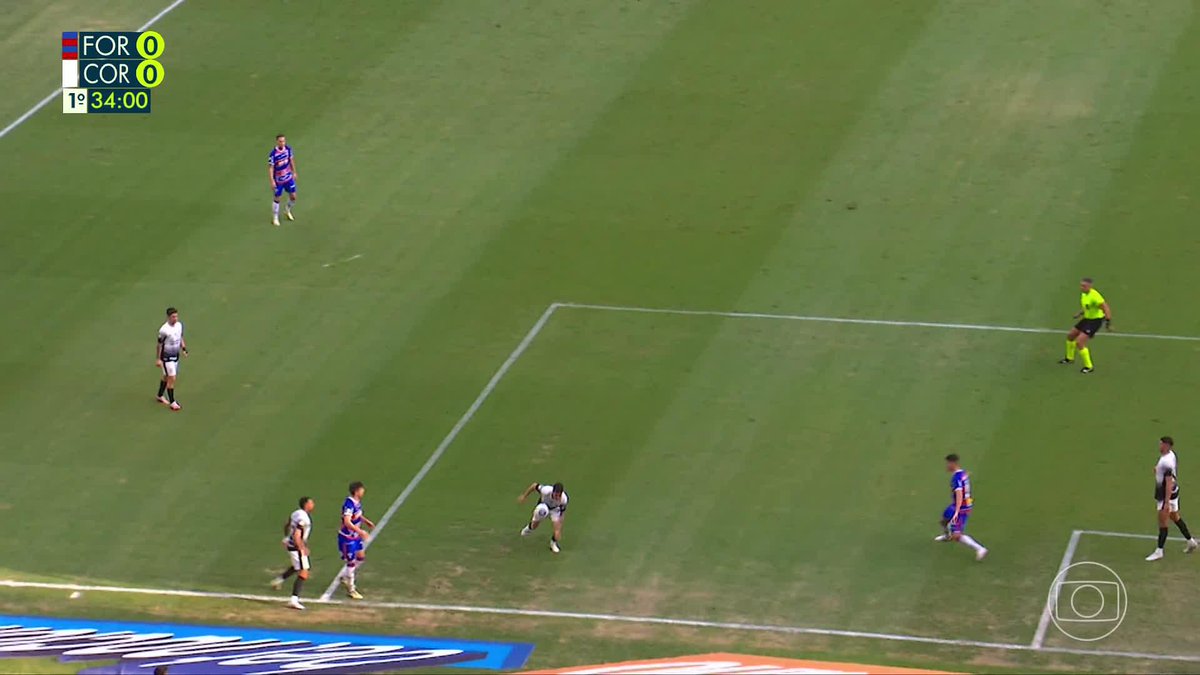 Jogadores do Fortaleza pediram toque de mão e pênalti neste lance do jogo contra o Corinthians. Arbitragem de campo marcou só escanteio, e o VAR concordou.