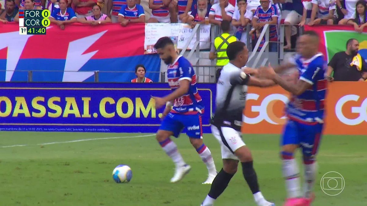 Tá liberado agressão contra o Corinthians?????? Breno Lopes desferiu uma cotovelada contra o rosto do Matheuzinho, o VAR nem chamou e nem cartão amarelo ele levou!