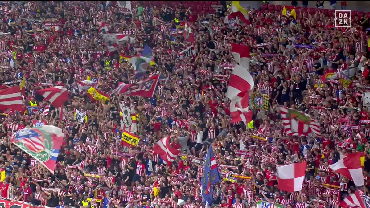 El Metropolitano nunca falla. El himno del Atlético de Madrid pone la piel de gallina.