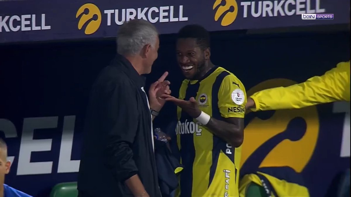 😁🫵 Mourinho laughing with Fred after he scored a hat-trick...