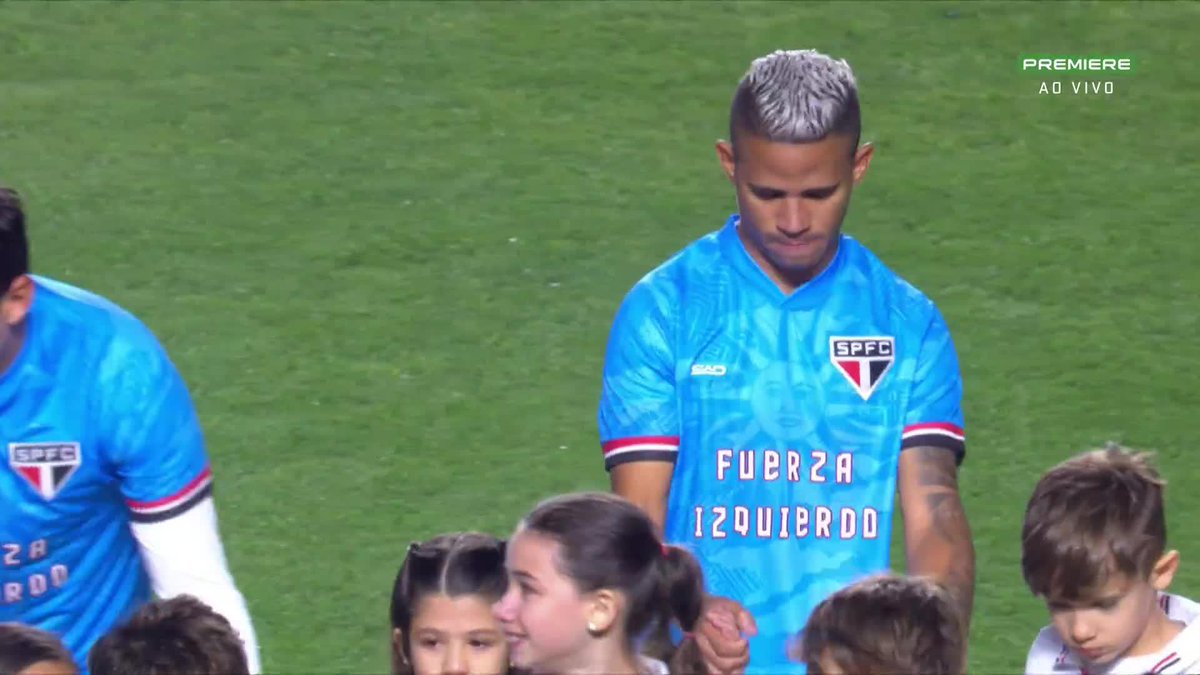 São Paulo entra em campo com camisa que deseja força a Izquierdo, jogador do Nacional-URU que teve uma arritmia cardíaca no jogo do meio de semana, pela Libertadores, e segue internado.