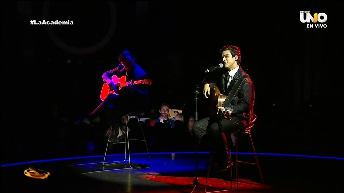 ¡Qué cambio! #JulioÁvila nos trajo un género distinto interpretando "𝐄𝐒𝐎 𝐘 𝐌𝐀́𝐒" de #JoanSebastian. 😯🎶🎤 ¿Cómo crees que lo hizo en el escenario? 🤔 #LaAcademia #TeCambiaLaVida 🔴 EN VIVO ahora: