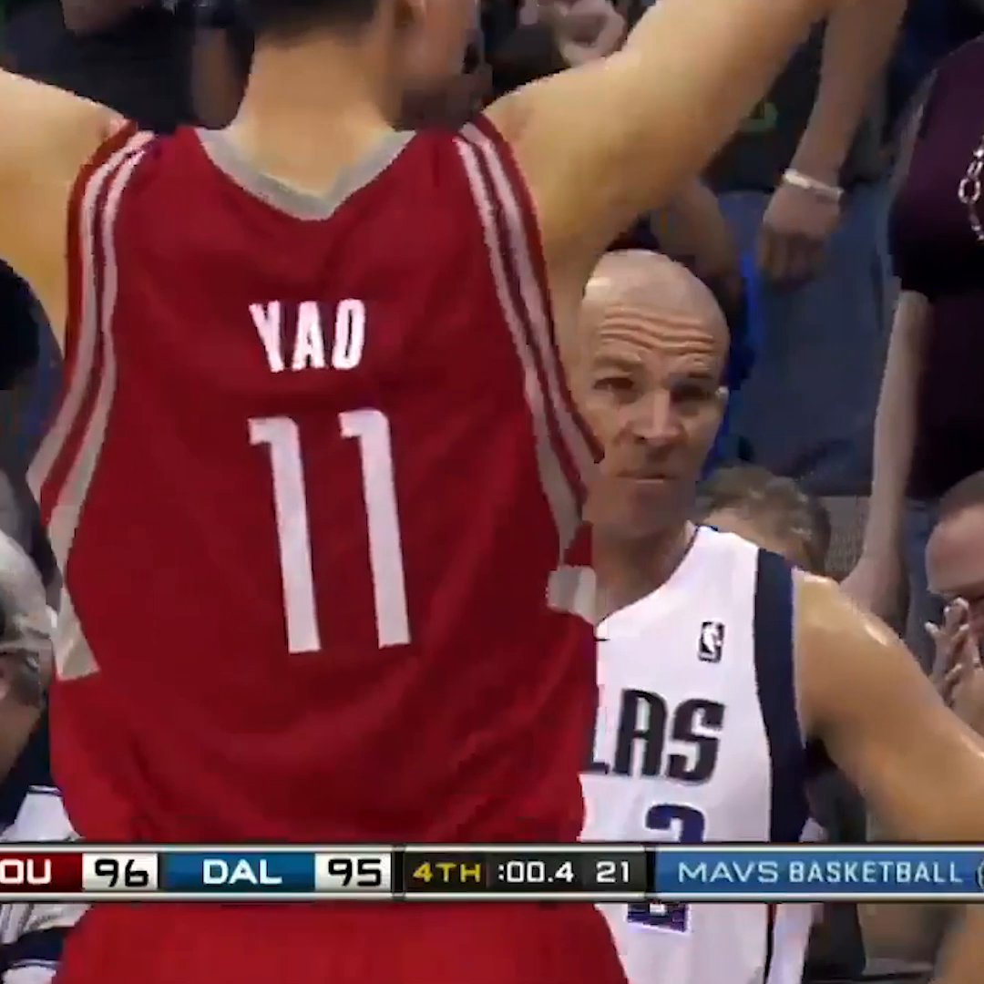 Karizmaya bak 😎 2.29'luk Yao Ming'in üzerinden, 0.4 saniye kala maçı kazandıran asisti yapan Jason Kidd 🔥