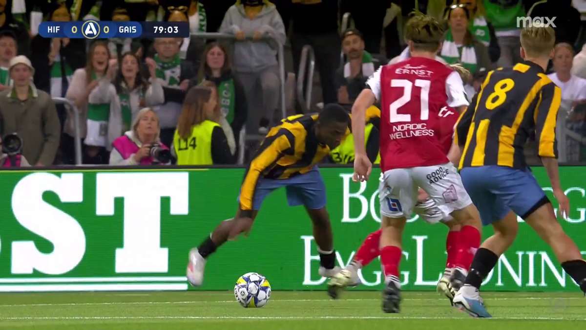 Hammarby-spelarna ropar på straff efter den här situationen, ingen signal från domaren. 📲 Se matchen på Max och Kanal 5