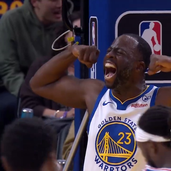 Blink if you dare. Draymond is too quick with these fake handoffs. #NBAHandlesWeek