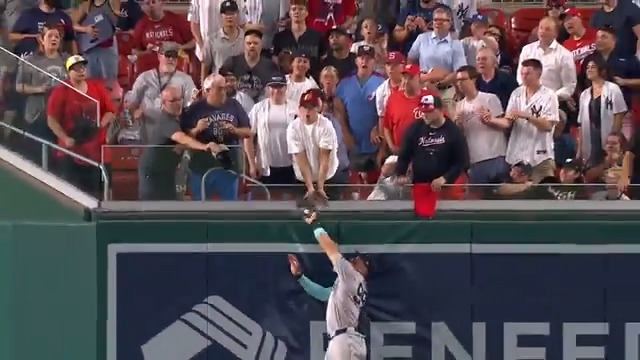 ジャッジがホームランキャッチ！🔥 その後、素早く返球しダブルプレーに！ 🎥MLB #ヤンキース