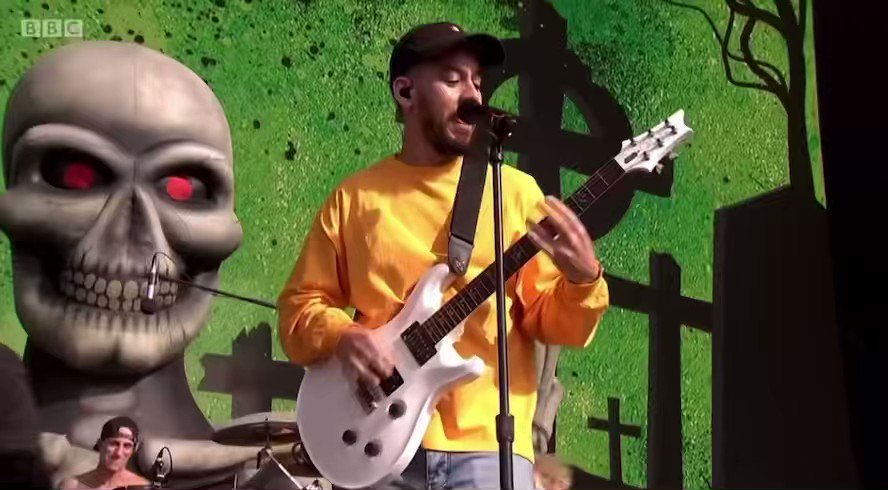 Estes são Sum 41 e Mike Shinoda tocando “Faint” (Linkin Park) no Reading Festival em 2018. A especulação do momento é: Deryck Whibley, vocalista do Sum 41, pode se juntar ao Linkin Park para shows em 2025. Mais infos: IgorMiranda .com.br (link na BIO).