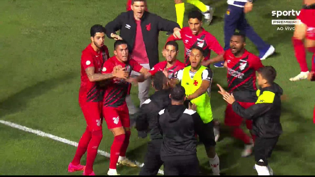 Cenas lamentáveis com o fim do jogo entre Vasco e Athletico!