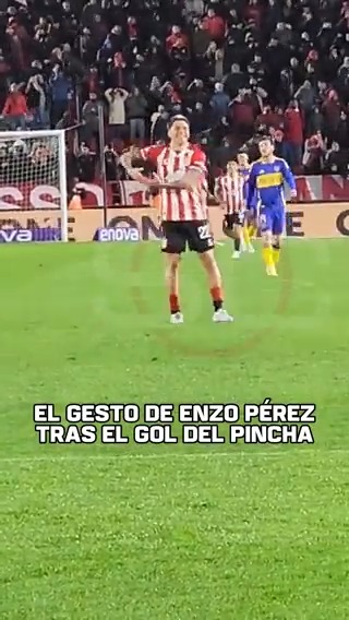 LES HACE EL GESTO DE HIJOS HÁGANLE UNA ESTATUA EN EL MONUMENTAL