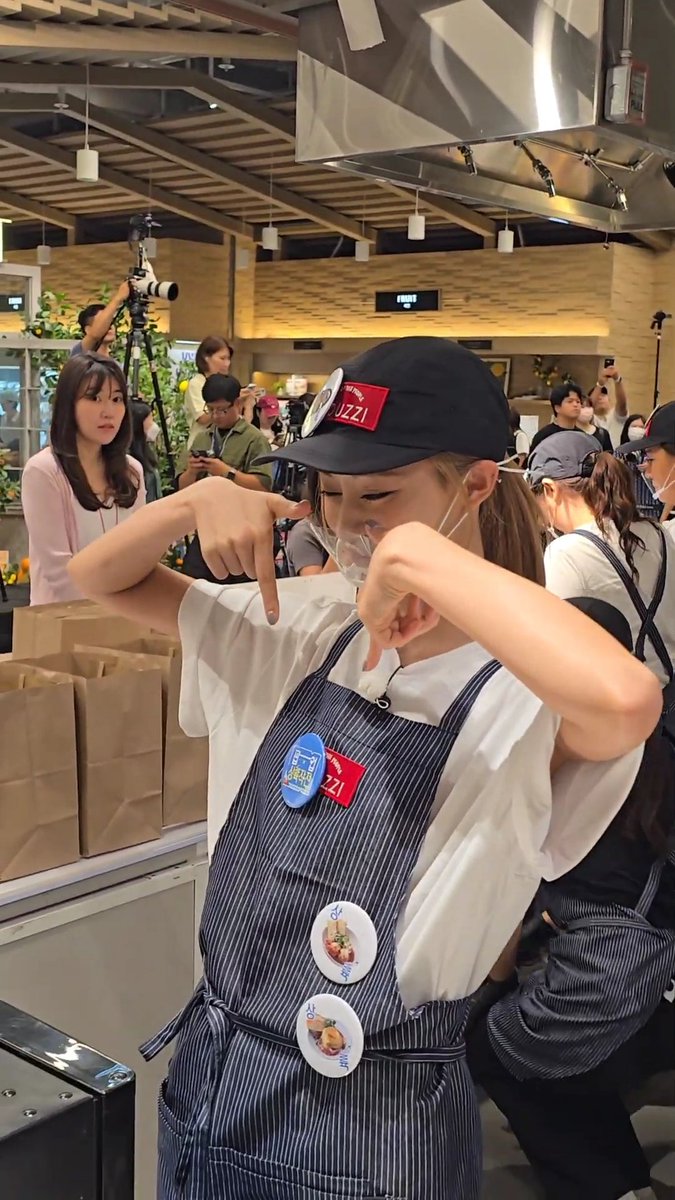 Tzuyu doing TT to promote the products, she's so 😭😭