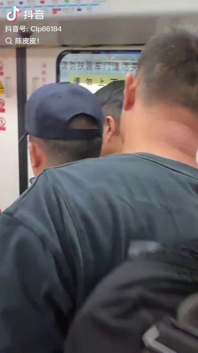 🔥 广东深圳：网友今天早晨上班途中拍摄的一段视频。我眼疾手快的存了下来。 💥 前后不到二十分钟，该视频已从抖音上消失。 厉害不？!