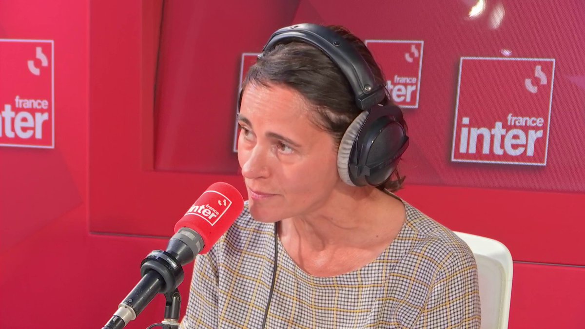 Emmanuel Macron veut à la fois être président de la République, Premier ministre et chef de parti. Ce n'est pas possible. Son rôle est de nommer à Matignon une personne issue du groupe majoritaire à l’Assemblée nationale et de la laisser travailler.
