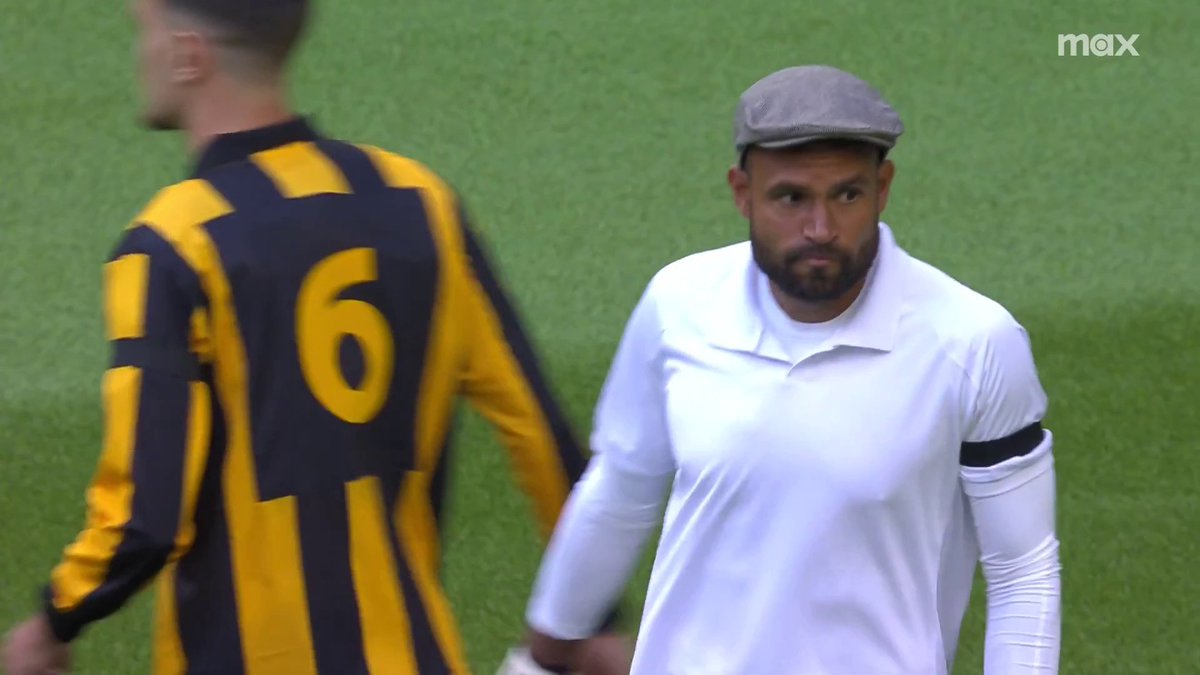 With Swedish team Hammarby wearing a throwback kit, goalkeeper Warner Hahn added a flat cap to complete the classic look. 👏 He promptly kept a clean sheet. Look good, play good 😅