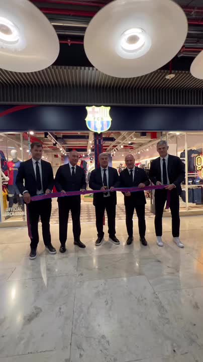 Le FC Barcelone a inauguré sa nouvelle boutique… à Madrid. 🏬💙❤️