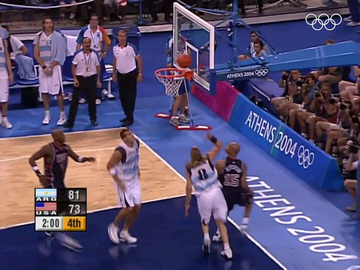 Hace 20 años, la Generación Dorada del básquet argentino 🏀🇦🇷 vencía a EEUU 🇺🇸 y llegaba a la final de Atenas. Manu-Pepe-Luifa-Chapu-Colo-Lancha-Fabri-Sconochini-Montecchia-Fernández-Herrmann-Gutiérrez. Del otro lado: Duncan-Iverson-Wade-Marbury-LeBron.