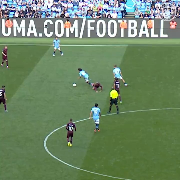 Rico Lewis spun him into another dimension 🌪️ (via Manchester City)