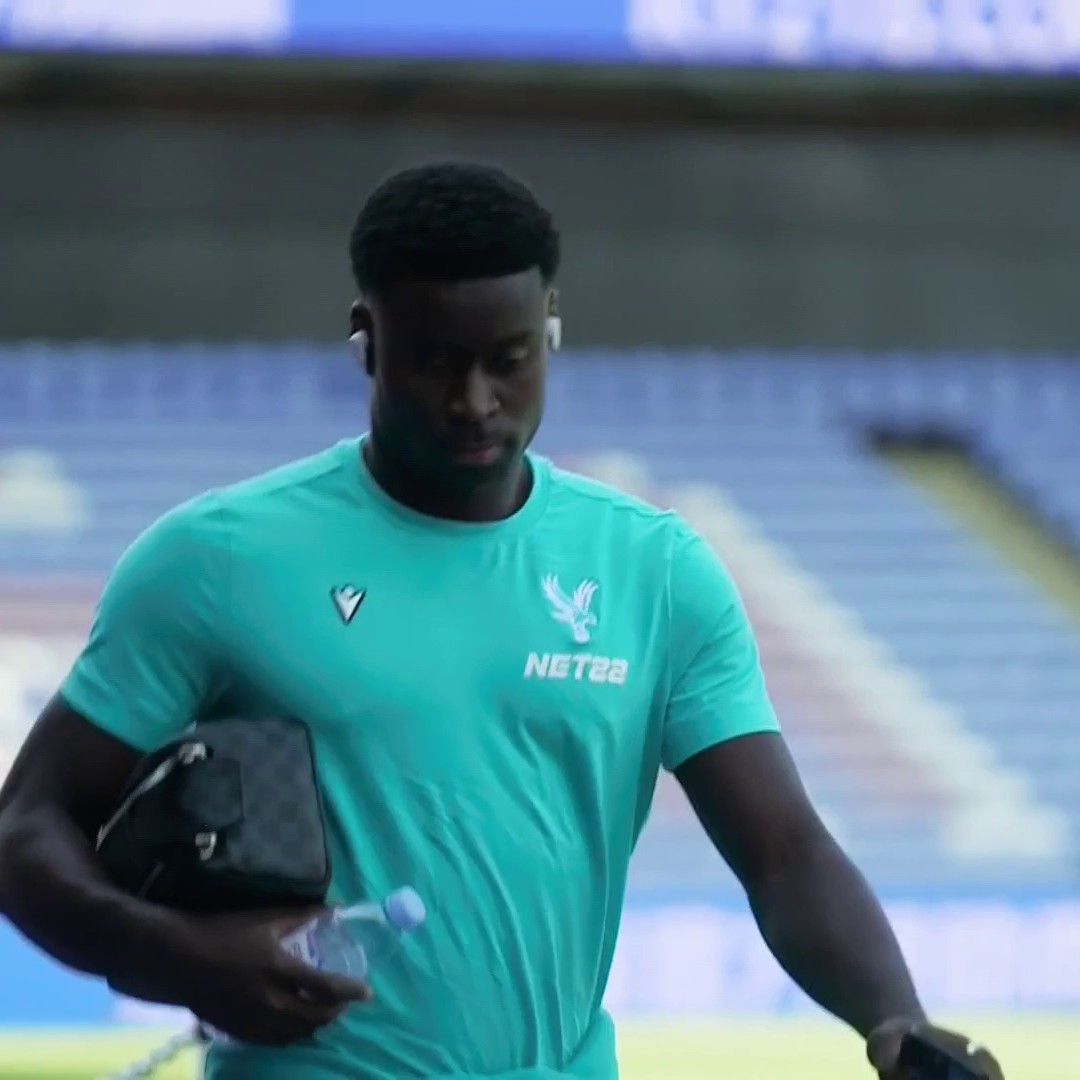 "It looked to me like he's going to be involved tonight" 👀 Marc Guehi arrives at Selhurt Park with Crystal Palace playing Norwich tonight, despite the four offers from Newcastle for the defender 📝