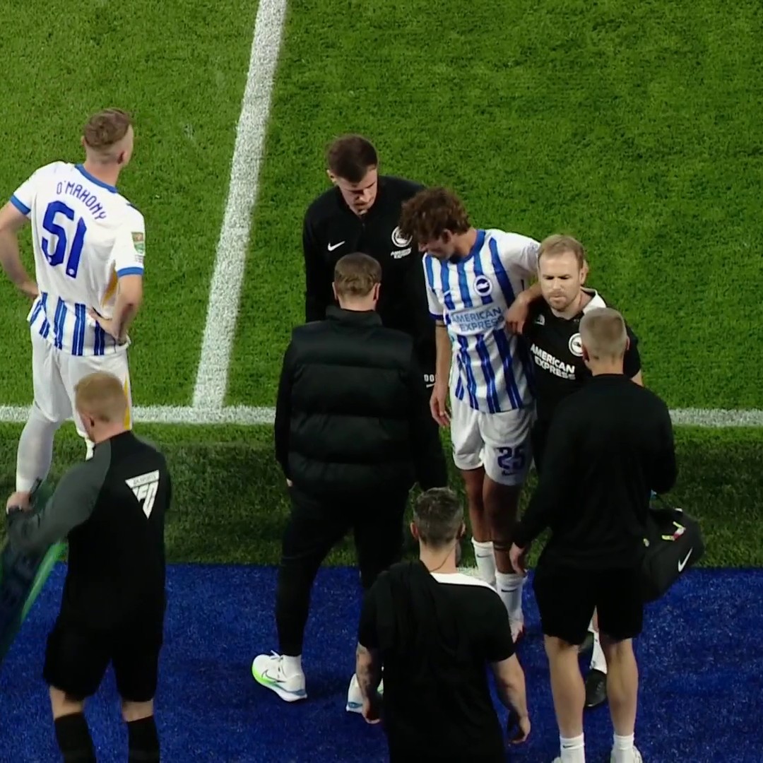 Matt O'Riley has limped off injured just NINE minutes into his Brighton debut 🤕