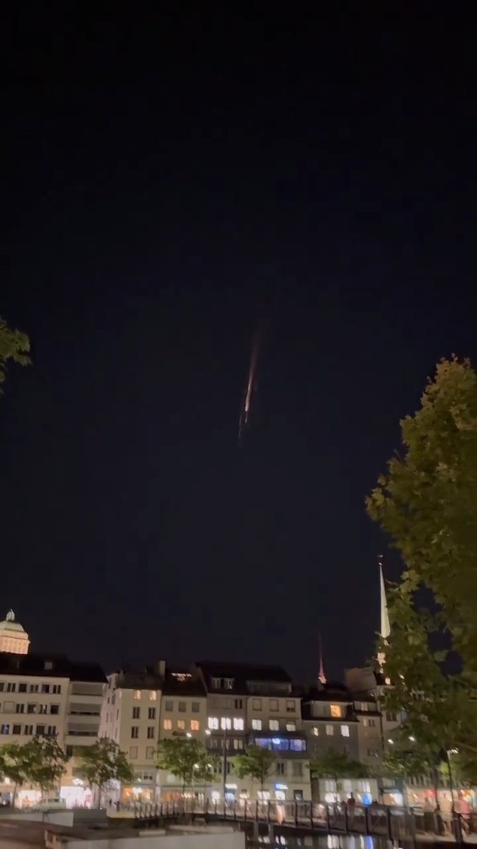 Tenemos REENTRADA VISIBLE, aunque una órbita *antes* de pasar por España: hay reportes desde Francia y Suiza donde han podido ver al satélite Starlink-2382 destruirse en la atmósfera 🛰️☄️ ¡No hubo "suerte" para la península!