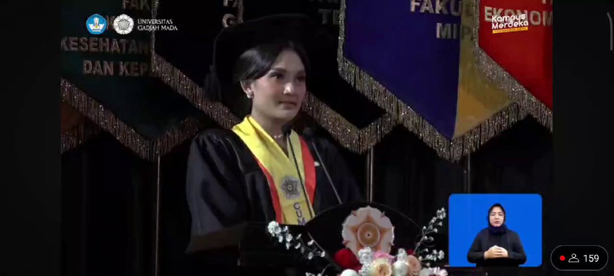 Tadi ada Wisudawan UGM yang menyerukan 𝐏𝐞𝐫𝐢𝐧𝐠𝐚𝐭𝐚𝐧 𝐃𝐚𝐫𝐮𝐫𝐚𝐭 ketika memberikan sambutan di acara wisuda UGM🔥🔥🔥