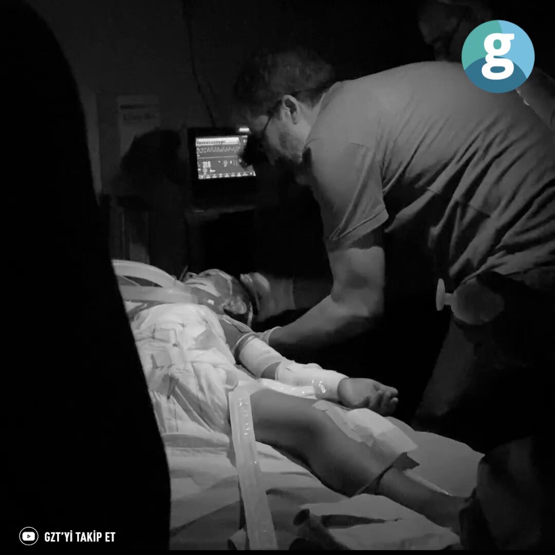 🔴İmkansızlığın içinde imkan bulmak... 📌Gazze'de bir doktor telefon ışığı ile bir çocuğun hayatını kurtarmaya çalıştı