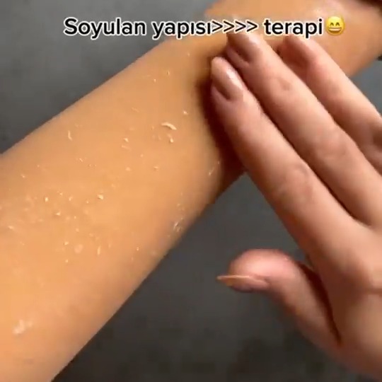 Gözenekleri Derinden Temizler, Cildinizi Aydınlatır! Coenzyme Q10 Peeling Jel ile Parlayın✨