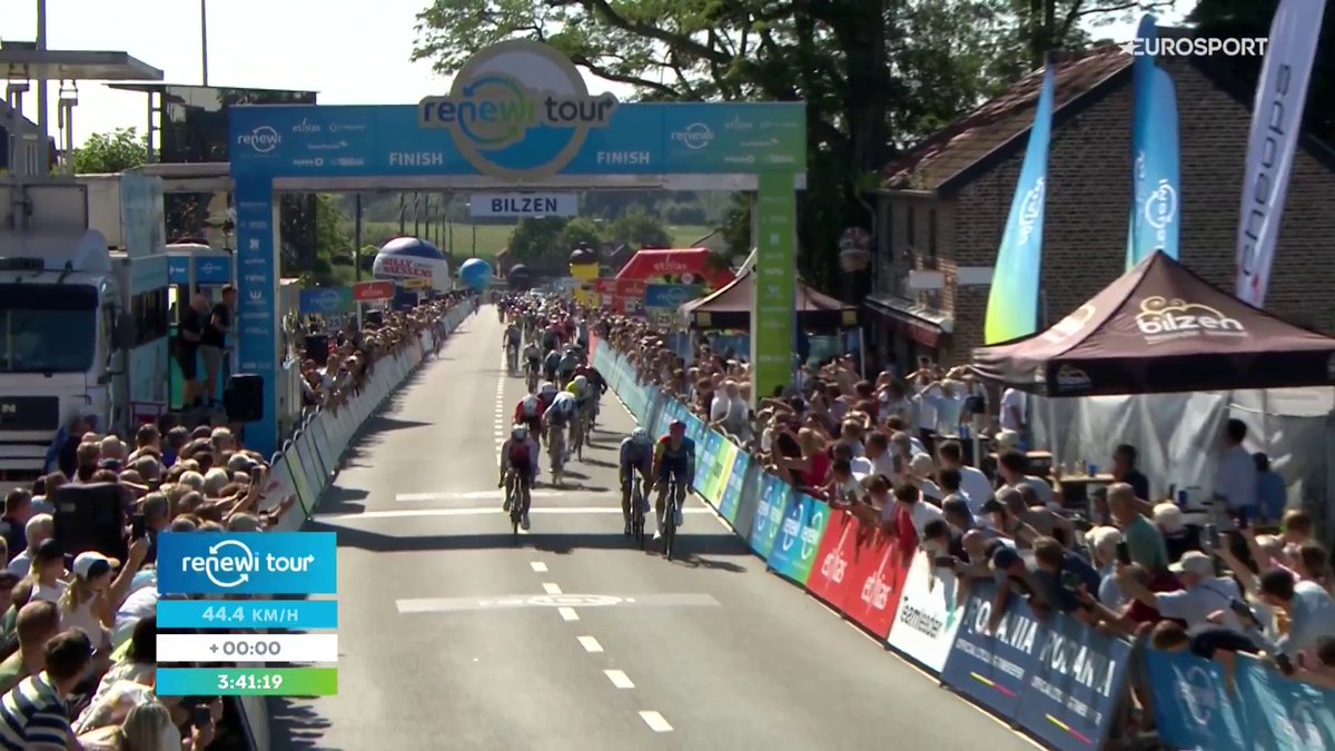 🇧🇪🚴 | Jonathan Milan wint de eerste etappe van de Renewi Tour. Jasper Philipsen komt niet voorbij de Italiaan. Maar wat een chaos... Van het begin tot en met de laatste meters... 🤕🤕 #renewitour 📺 Stream koers op HBO Max
