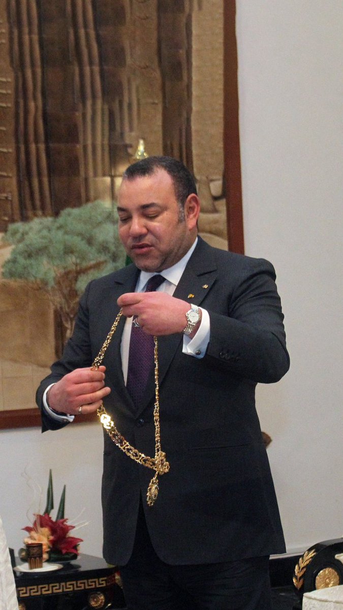 🇲🇦 À chaque grande occasion, comme la fête du Trône ou la fête de la Jeunesse, on voit souvent, à la télévision, le roi Mohammed VI décerner des Wissams à des personnalités issues de différents domaines À quoi servent ces Wissams ? Offrent-ils des avantages, et combien en existe-t-il ? On vous explique tout
