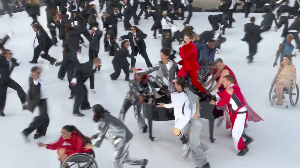 🎶 Christine and the Queens (Redcar) interprète une adaptation de la chanson iconique d'Édith Piaf, "Non, je ne regrette rien" pour la cérémonie d'ouverture des Jeux paralympiques de #Paris2024.