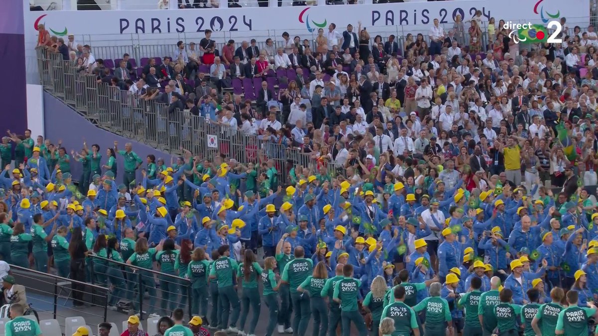 #Paris2024 | 🇧🇷🤩 Emmenée par le phénomène de la para-natation mondiale, Gabriel Araujo, l'immense délégation brésilienne fait une entrée tonitruante sur la Place de la Concorde ✨ 📺 Suivez le direct :