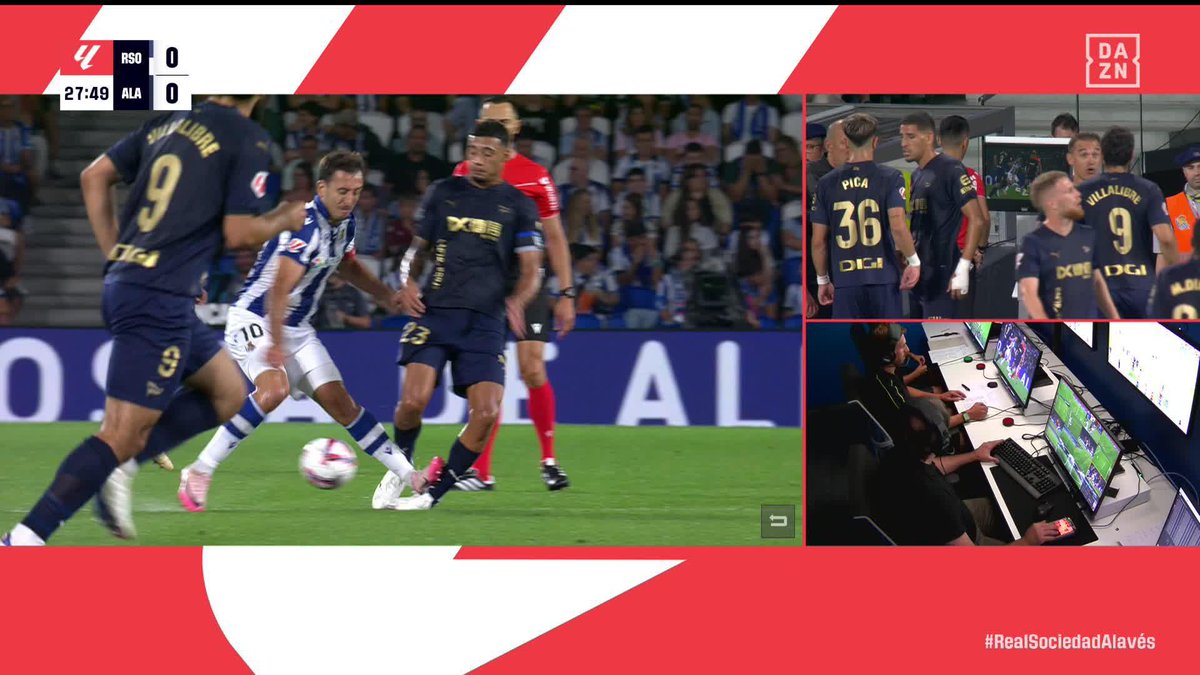 👟 Oyarzabal clava los tacos impactando de LLENO y no raspando a Benavidez. 📌ES JUEGO BRUSCO Y GRAVE=🟥 👮🏻‍♂️:❌️ 📺:✅️ ▪️En vivo se muestra 🟨 al jugador del Alavés, tras visualizar el monitor, la retira y muesta 🟥 al txuri urdin.