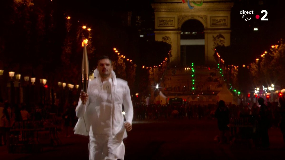 La flamme paralympique dans les mains de Florent Manaudou sur le "Boléro" de Maurice Ravel. #PARIS2024