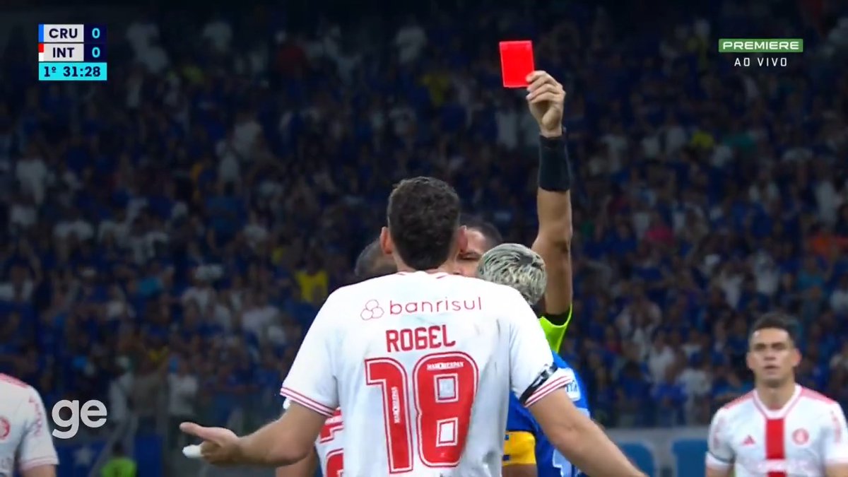 VERMELHO DIRETO! 🟥 Zagueiro do Internacional, Rogel é expulso por atingir o rosto de Kaio Jorge, do Cruzeiro.
