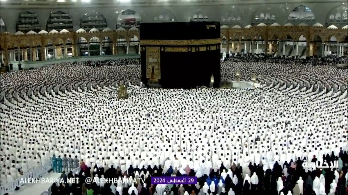 مشاهد مهيبة وقراءة خاشعة خلال صلاة الفجر اليوم في المسجد الحرام. -