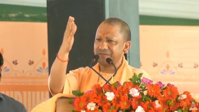 'लाल टोपी' वाले लोग 'काले कारनामों' के लिए जाने जाते हैं...