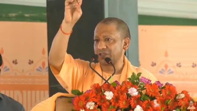 अगले 2 वर्ष के अंदर उत्तर प्रदेश पुलिस 1 लाख नौजवानों की भर्ती करने जा रही है... इसमें से 20% हम बेटियों की भर्ती करने जा रहे हैं।