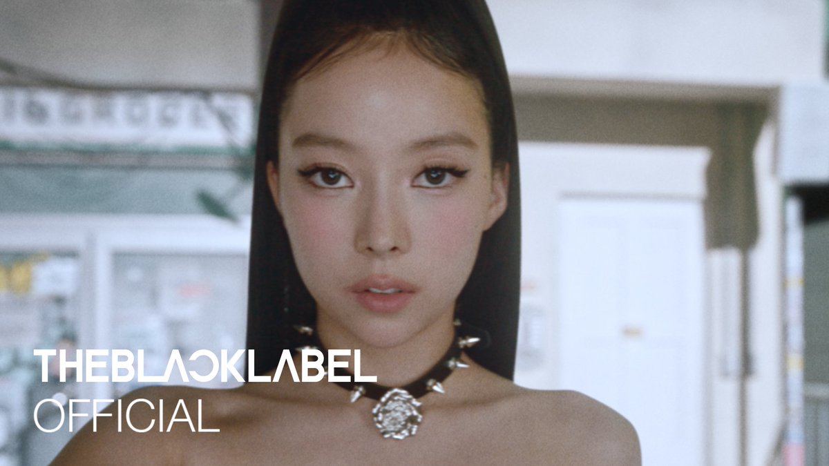 MEOVV TRAILER ‘NARIN’ "By chance, I got a cool item from a vending machine then I found myself in my backyard." 🔗 ⠀ #MEOVV #미야오 #NARIN #나린 #THEBLACKLABEL #더블랙레이블