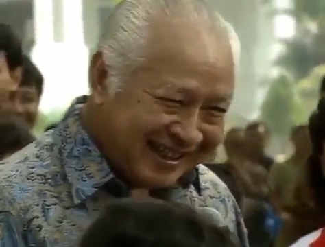 Dear Hamli dari propinsi Sulawesi Tengah kabupaten Banggai, we feel you 😥 Kami paham rasanya ketika peraturan perundang-undagan dibuat dan disalahgunakan untuk melanggengkan kenyamanan raja-raja, orang-orang yang berkuasa, dan sanak saudaranya, Hamli.