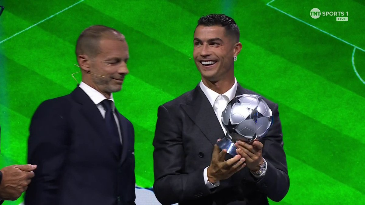 140 goals 🔥🔥🔥 Cristiano Ronaldo recieves his Champions League's all-time top goal scorer award 🥇 #UCLdraw