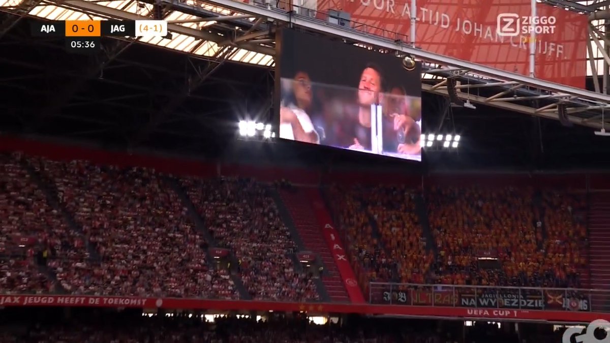 🎶 Woutje Weghorst 🎶 Er zit een nieuwe speler op de tribune in de ArenA 🤪 #ZiggoSport #UEL #AJAJAG