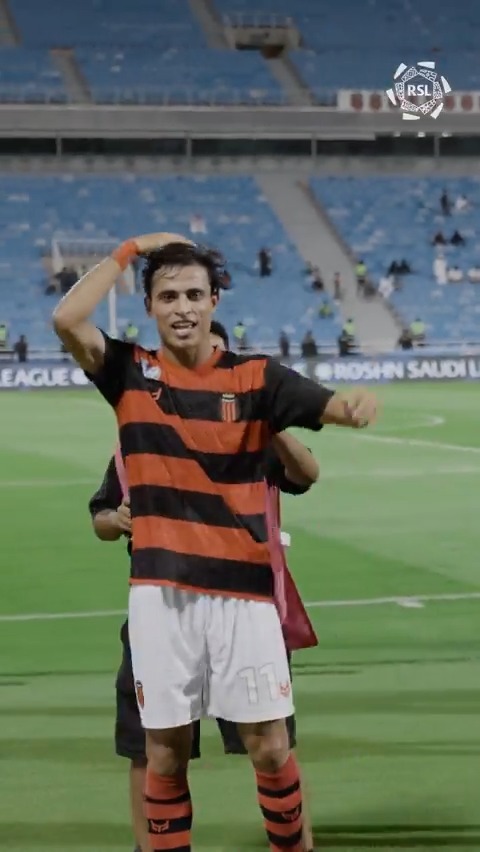"هيما.. يا هيما" 😆🎶 جماهير نادي الرياض السعودي تحتفي بنجم فريقها إبراهيم بايش 💫 #دوري_روشن_السعودي | #للجماهير