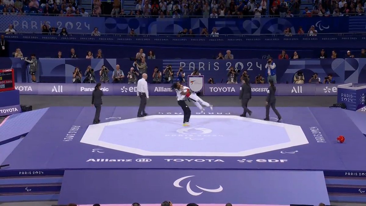 A wonderful moment for Zakia Khudadadi and her coach Haby Niaré 🥹 #Paralympics | #Paris2024