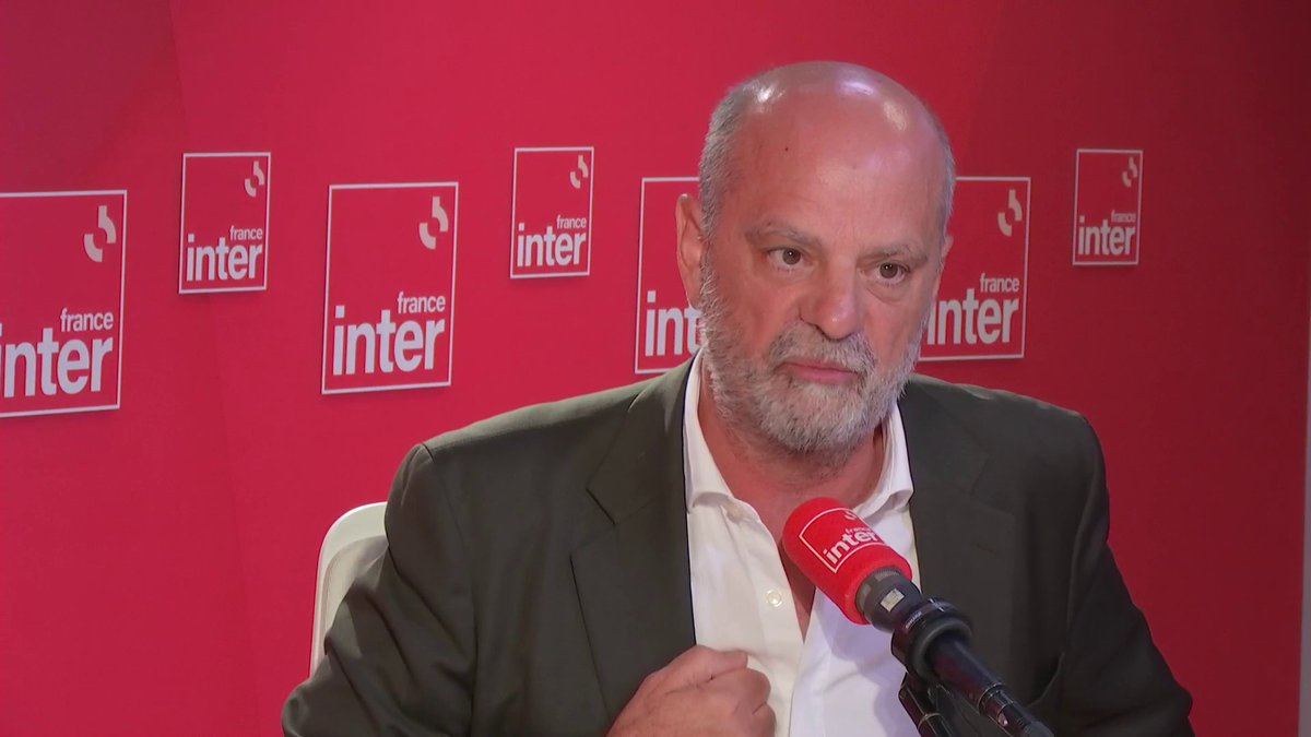 Ce monsieur a fabriqué un faux syndicat lycéen à qui il a payé des bamboches avec de l’argent public pour soutenir sa réforme sur laquelle tout le monde s’accorde pour dire que c’était de la merde en plus sale, et il est fier de lui. Qu’il aille en prison.